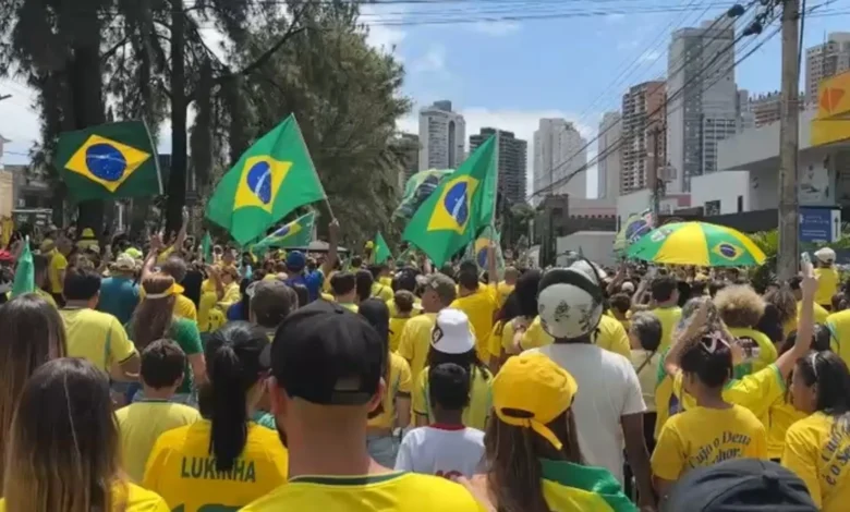 Ato em apoio a Flávio Bolsonaro mobiliza manifestantes na Avenida Ricardo Paranhos em Goiânia