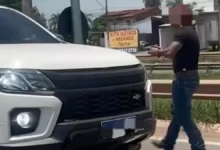 Briga de trânsito em Trindade termina com motorista armado em via pública