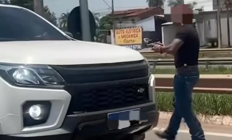 Briga de trânsito em Trindade termina com motorista armado em via pública