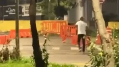 Cabo eleitoral é flagrado descartando santinhos em frente a CMEI em Goiânia, reacendendo debate sobre regras de campanha