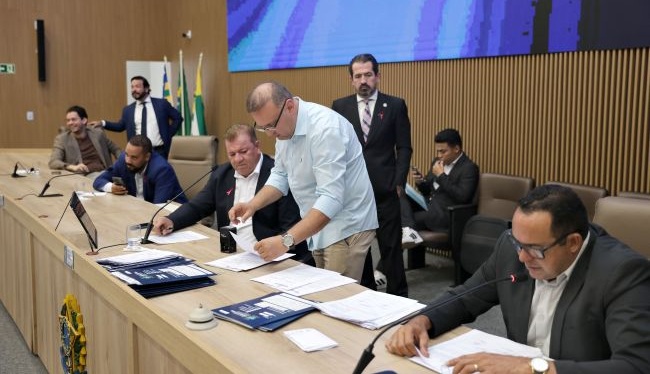 Câmara de Aparecida aprova dez projetos em sessão marcada por debates e impasses
