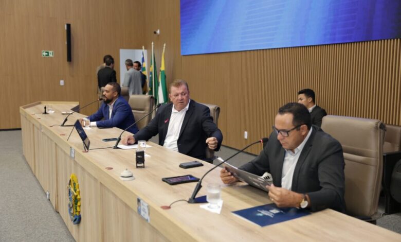 Câmara municipal aprova dez projetos em sessão decisiva