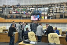 Câmara municipal rejeita vetos do executivo em sessão plenária