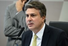 Camilo Santana apresenta projeto para proibir parlamentares de atuar em crimes contra a vida