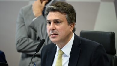 Camilo Santana apresenta projeto para proibir parlamentares de atuar em crimes contra a vida