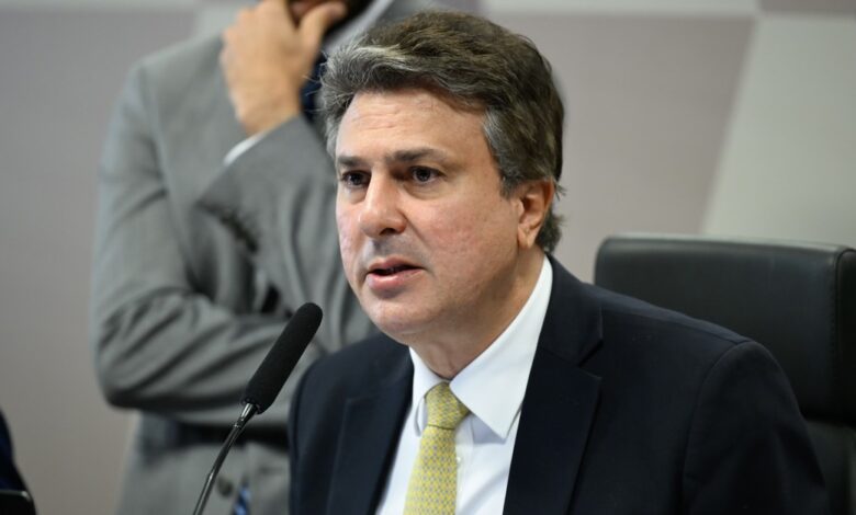 Camilo Santana apresenta projeto para proibir parlamentares de atuar em crimes contra a vida