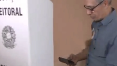 Candidato Romeu Zema é visto com celular em cabine de votação, em descumprimento às regras eleitorais