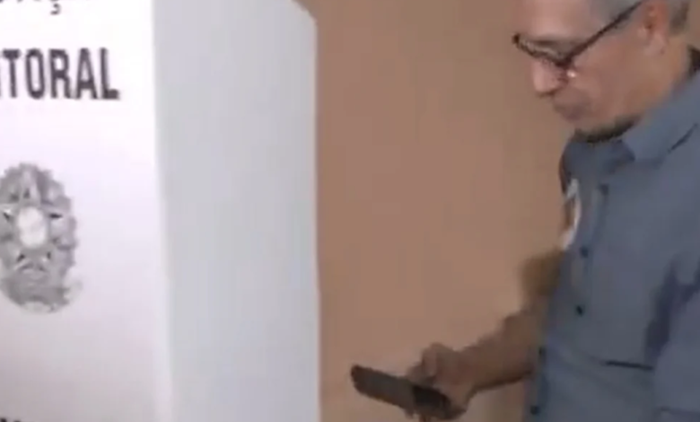 Candidato Romeu Zema é visto com celular em cabine de votação, em descumprimento às regras eleitorais