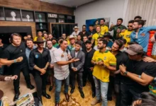 Cantores sertanejos se reúnem com flávio bolsonaro em goiás para apoiar candidatura