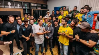 Cantores sertanejos se reúnem com flávio bolsonaro em goiás para apoiar candidatura
