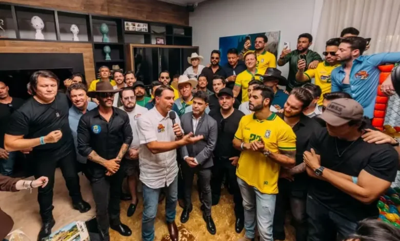 Cantores sertanejos se reúnem com flávio bolsonaro em goiás para apoiar candidatura