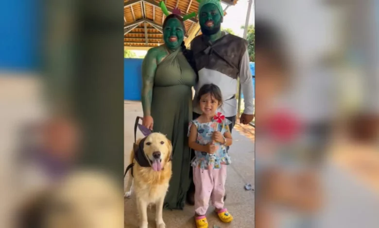 Casal de Aparecida de Goiânia faz sucesso na web ao buscar filha na escola fantasiado de Shrek