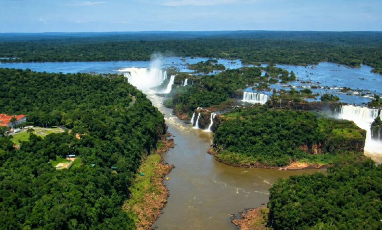Cataratas do Iguaçu revelam 3 km de quedas e Mata Atlântica em cenário natural deslumbrante