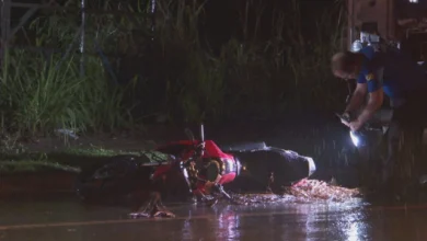 Colisão entre caminhão de lixo e motos mata duas pessoas em Aparecida de Goiânia