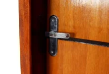 Como proteger porta de madeira contra umidade com dica barata
