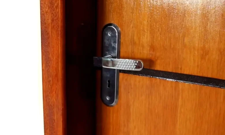 Como proteger porta de madeira contra umidade com dica barata