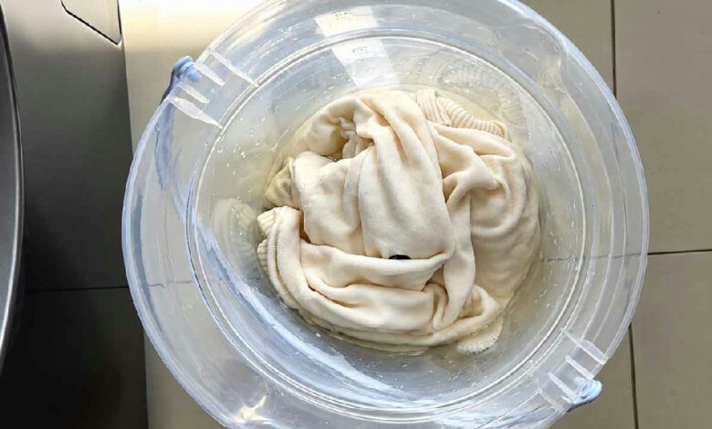 Como restaurar o brilho de roupas brancas amareladas sem água sanitária