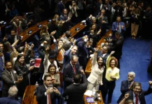 Congresso promulga PEC que extingue escala 6x1 com presença de Lula