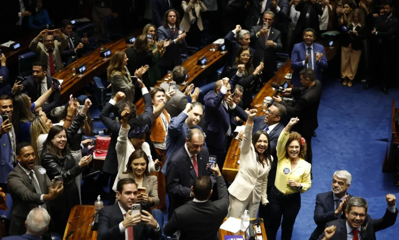 Congresso promulga PEC que extingue escala 6x1 com presença de Lula