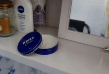 Creme Nivea da latinha azul: entenda o uso correto para evitar poros obstruídos
