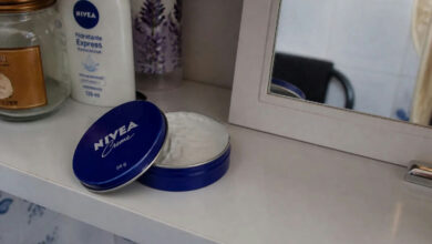 Creme Nivea da latinha azul: entenda o uso correto para evitar poros obstruídos