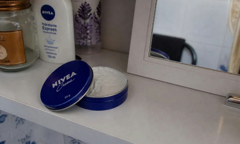 Creme Nivea da latinha azul: entenda o uso correto para evitar poros obstruídos