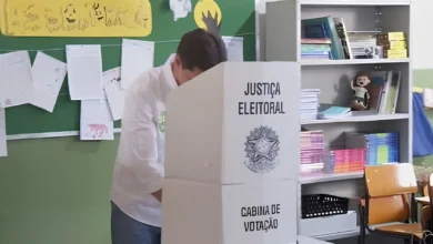 Daniel Vilela exerce direito ao voto em Goiânia durante pleito eleitoral