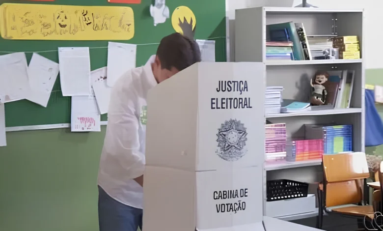 Daniel Vilela exerce direito ao voto em Goiânia durante pleito eleitoral