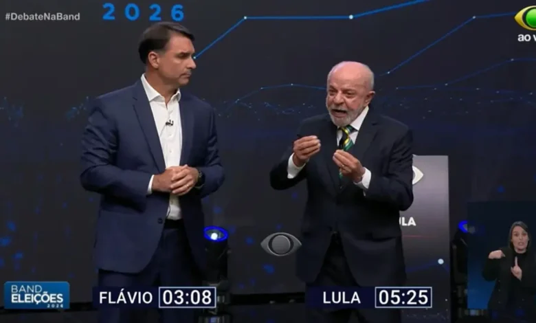 Debate eleitoral tem confronto direto entre Lula e Flávio no primeiro bloco
