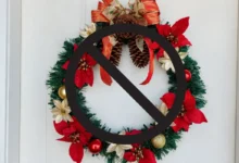 Decoração de Natal renova fachadas ao substituir a tradicional guirlanda por arranjos fluídos