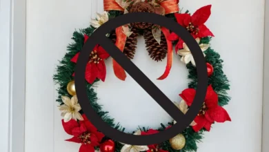 Decoração de Natal renova fachadas ao substituir a tradicional guirlanda por arranjos fluídos
