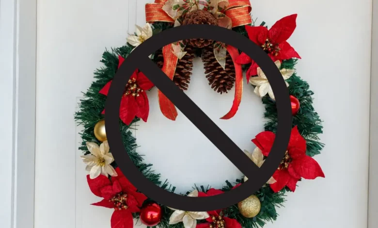 Decoração de Natal renova fachadas ao substituir a tradicional guirlanda por arranjos fluídos