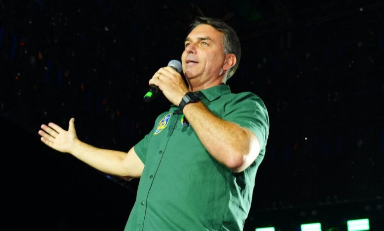 Defesa de Flávio aciona TSE e pede autorização para abrir sigilos após acordo