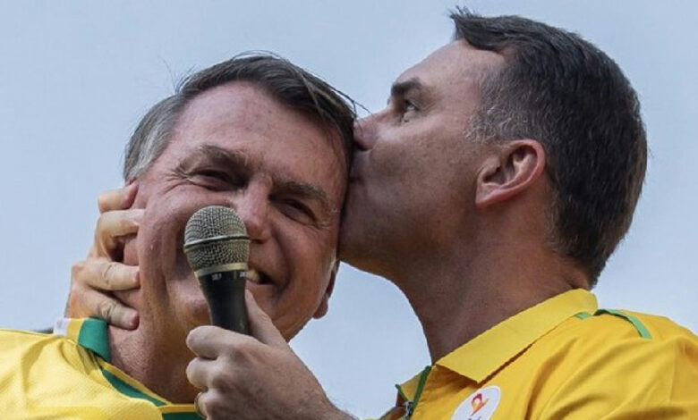 Defesa de Jair Bolsonaro solicita ao STF autorização para visita de Flávio Bolsonaro
