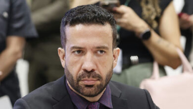 Deputado andré janones é internado em UTI após debate presidencial