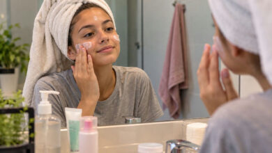 Dermatologistas desmistificam cuidados com a pele na adolescência e alertam para rotinas complexas