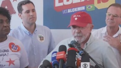 Em ato em Copacabana, Lula chama Flávio Bolsonaro de miliciano e demonstra confiança na vitória