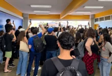 Estudantes protagonizam tenso confronto político nos corredores da PUC Goiás