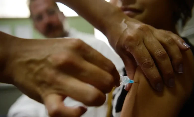 Estudo revela queda em consultas por lesões pré-cancerígenas após vacinação contra HPV no SUS