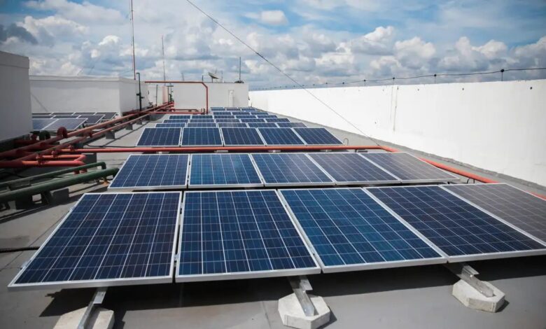 Família instala energia solar no telhado sem aval e enfrenta impasse com distribuidora