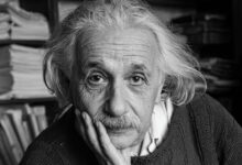 Físico alemão Albert Einstein diz que felicidade está na vida humilde, não no sucesso
