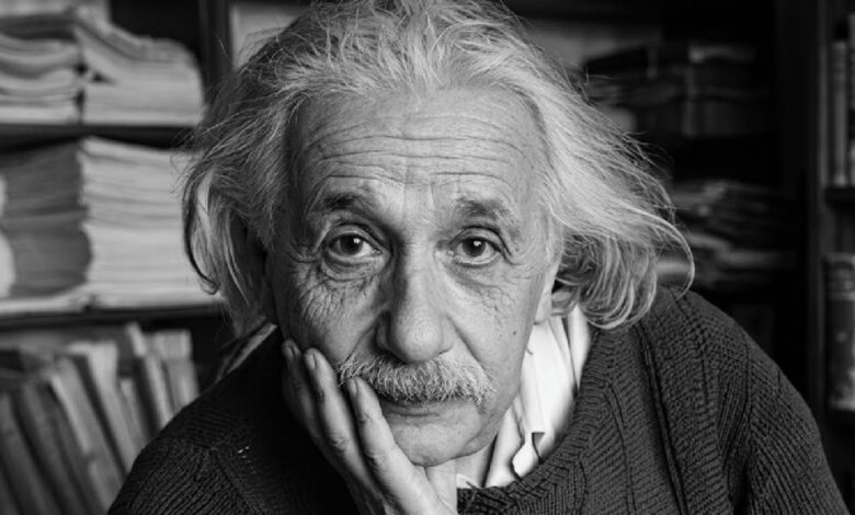 Físico alemão Albert Einstein diz que felicidade está na vida humilde, não no sucesso