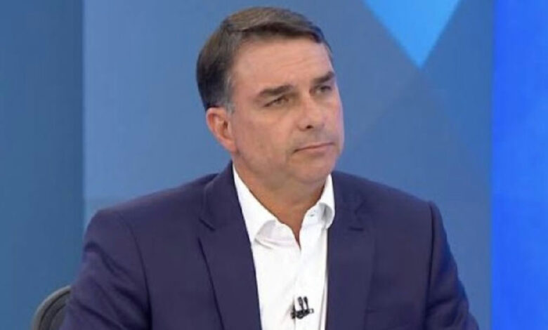 Flávio Bolsonaro cancela presença em debate da Globo e aponta censura do TSE
