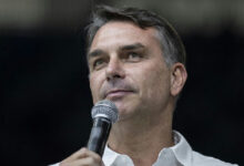 Flávio Bolsonaro declara apoio ao fim da escala 6x1 após visita ao pai