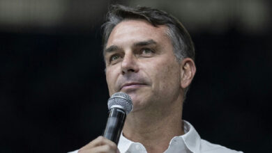 Flávio Bolsonaro declara apoio ao fim da escala 6x1 após visita ao pai