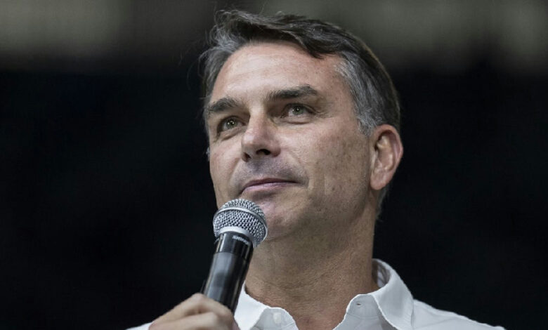 Flávio Bolsonaro declara apoio ao fim da escala 6x1 após visita ao pai