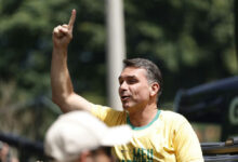 Flávio Bolsonaro encerra campanha com motociatas em São Paulo e no Rio de Janeiro