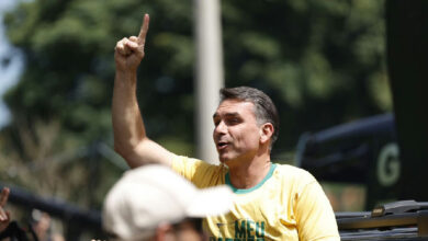 Flávio Bolsonaro encerra campanha com motociatas em São Paulo e no Rio de Janeiro