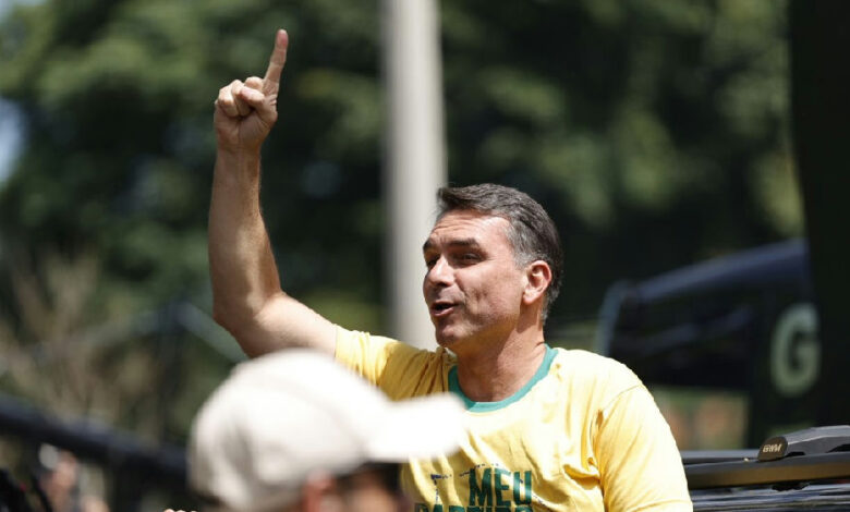 Flávio Bolsonaro encerra campanha com motociatas em São Paulo e no Rio de Janeiro
