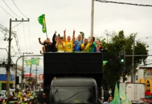 Flávio Bolsonaro mobiliza apoiadores em carreatas pelo interior e capitais de Goiás neste sábado